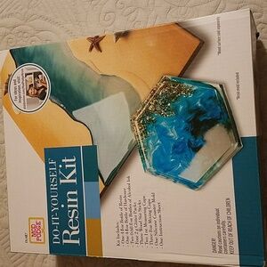 Resin kit includes mold